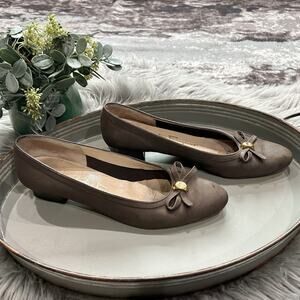 VTG Salvatore Ferragamo Boutique Women's Size 8.5 Leather Slip On Bow Almond Toe